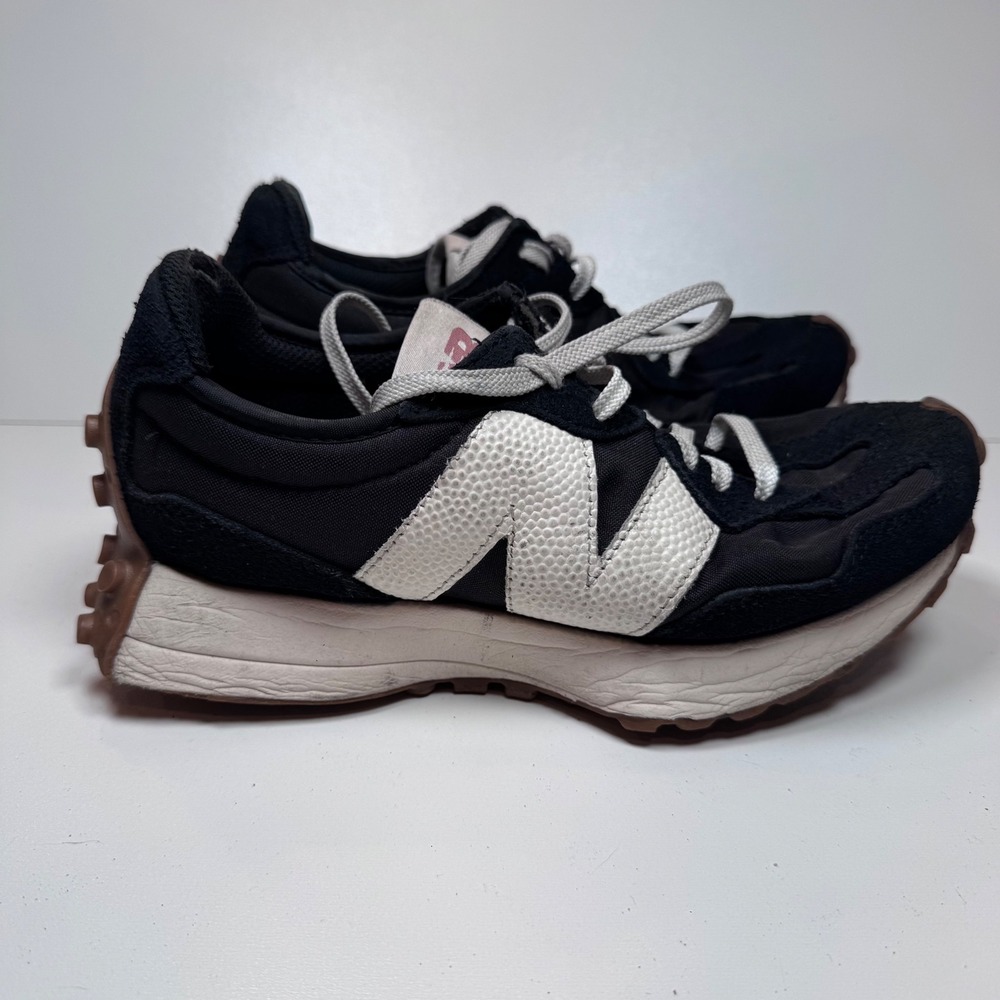 New‎ Balance 327 WS327BL Sneaker Black White Gum Women 6 Streetwear Athleisure